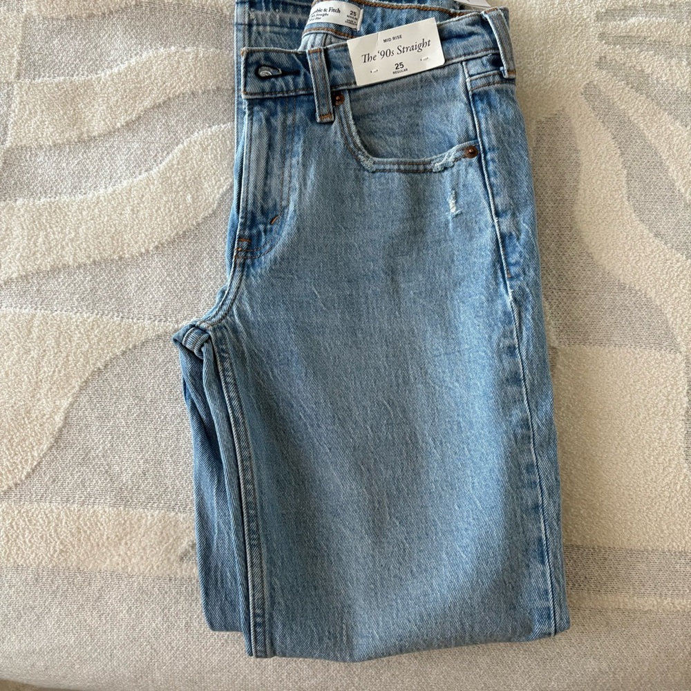 Brand new, never worn Abercrombie 90s straight jeans.
